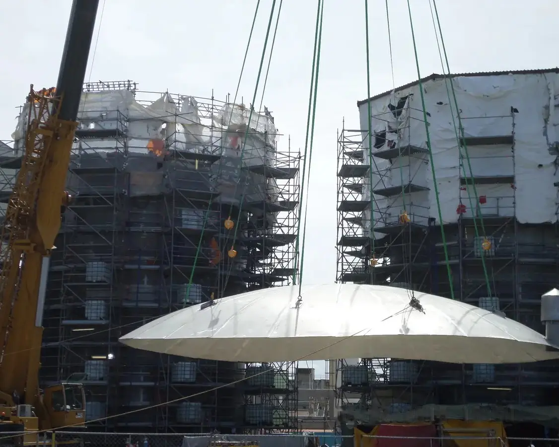 PTR tank roof slinging operation using 500-ton crawler crane at Koeberg